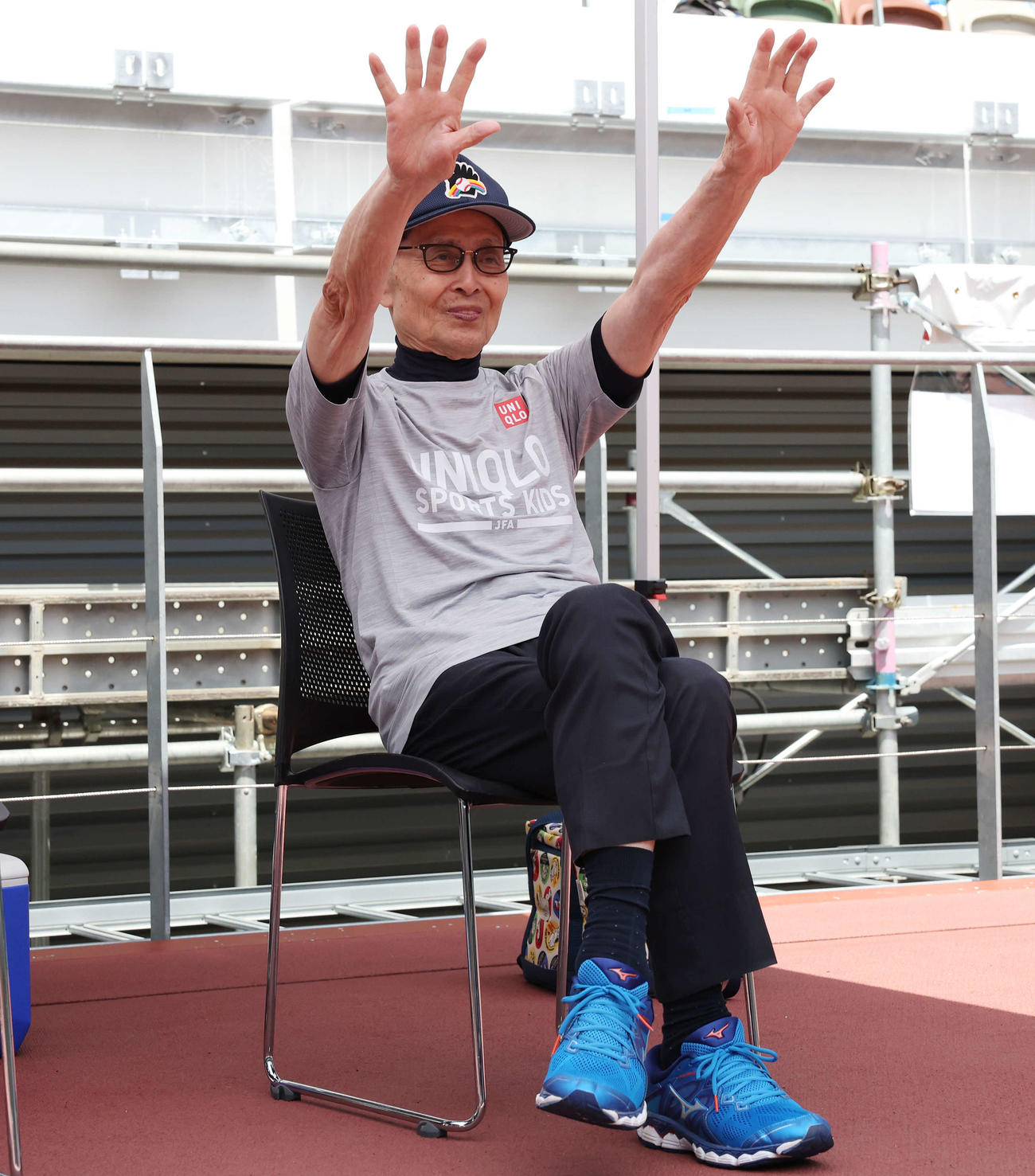 「JFAユニクロマルチスポーツキッズ」で野球体験する子どもたちに手を振る王氏（撮影・宮地輝）