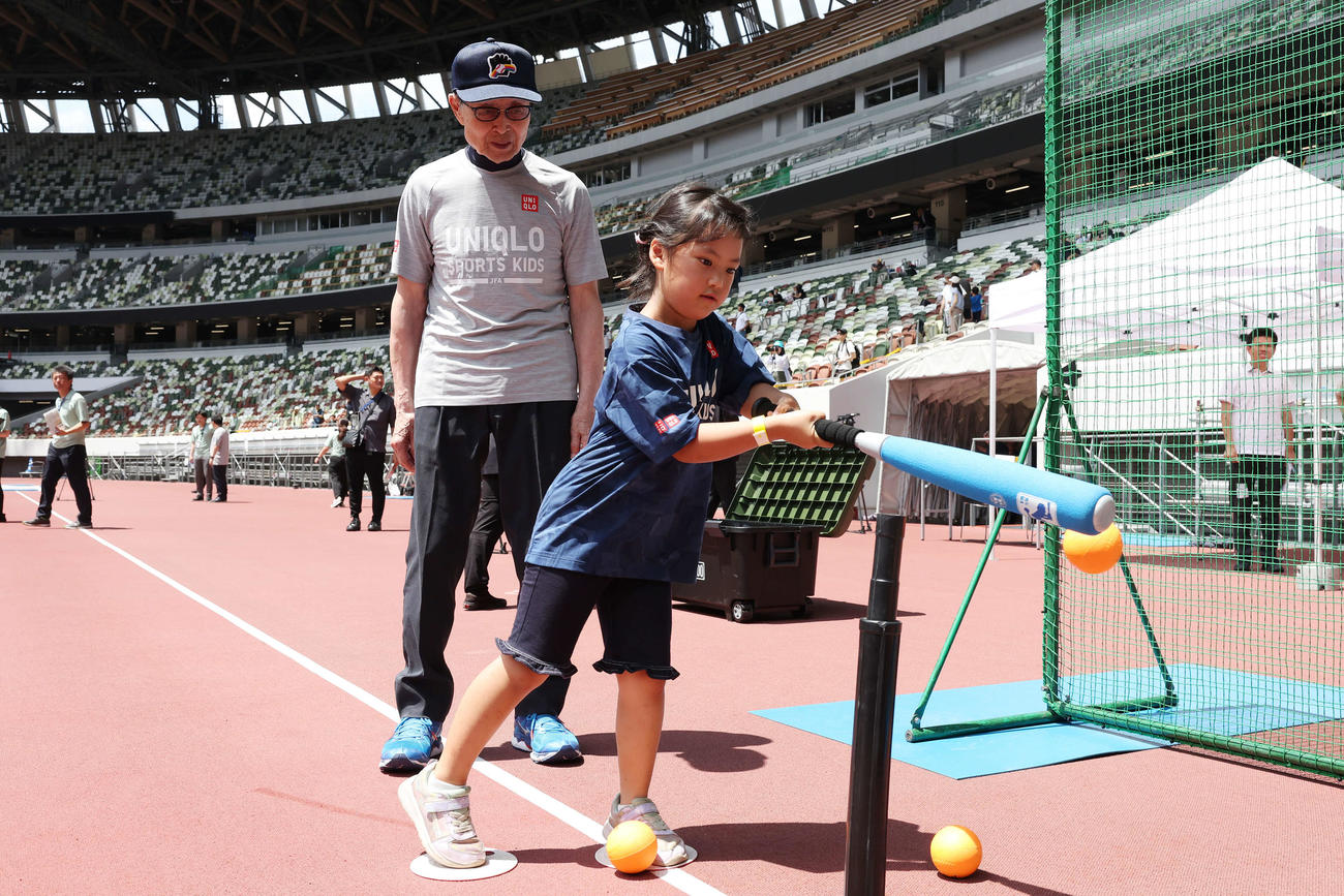 「JFAユニクロマルチスポーツキッズ」で子どもたちに野球を教える王氏（撮影・宮地輝）