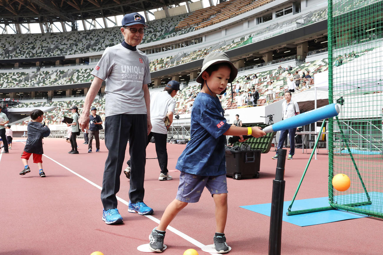 「JFAユニクロマルチスポーツキッズ」で子どもたちに野球を教える王氏（撮影・宮地輝）