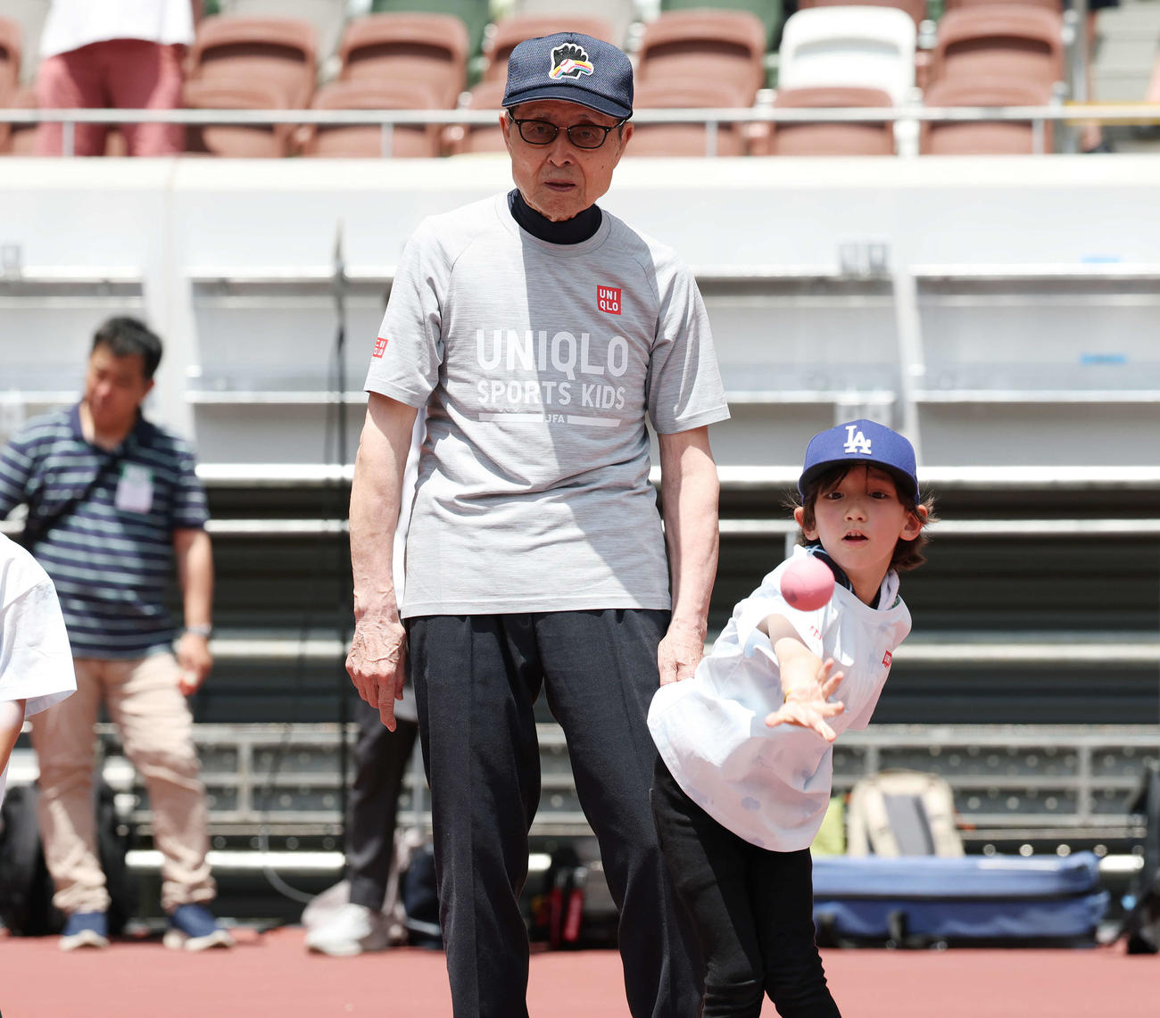 「JFAユニクロマルチスポーツキッズ」で子どもたちに野球を教える王氏（撮影・宮地輝）