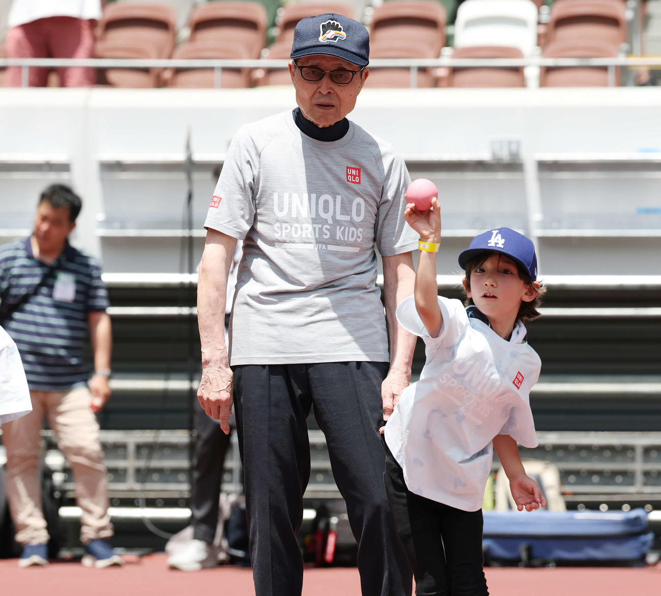 「JFAユニクロマルチスポーツキッズ」で子どもたちに野球を教える王氏（撮影・宮地輝）