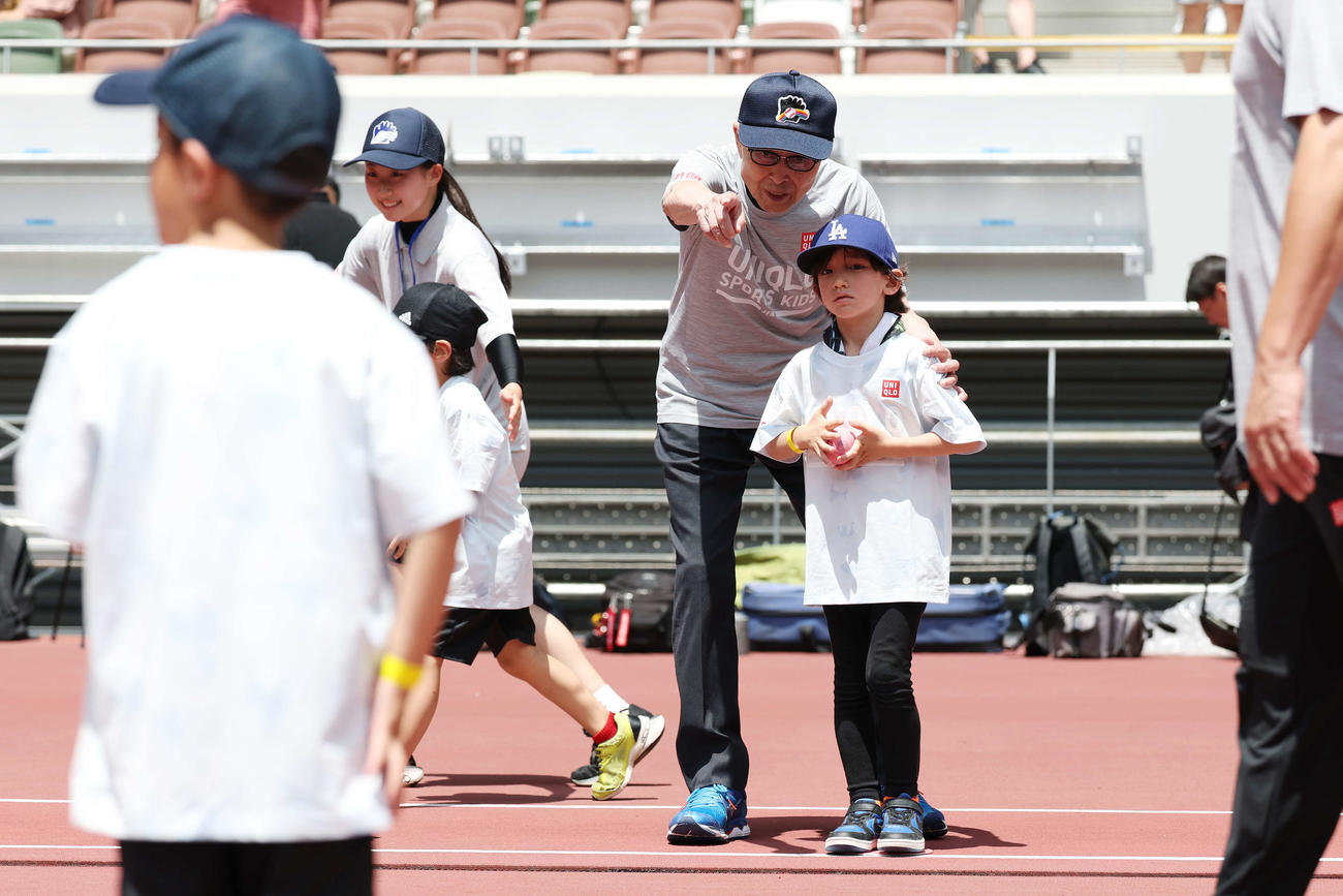 「JFAユニクロマルチスポーツキッズ」で子どもたちに野球を教える王氏（撮影・宮地輝）