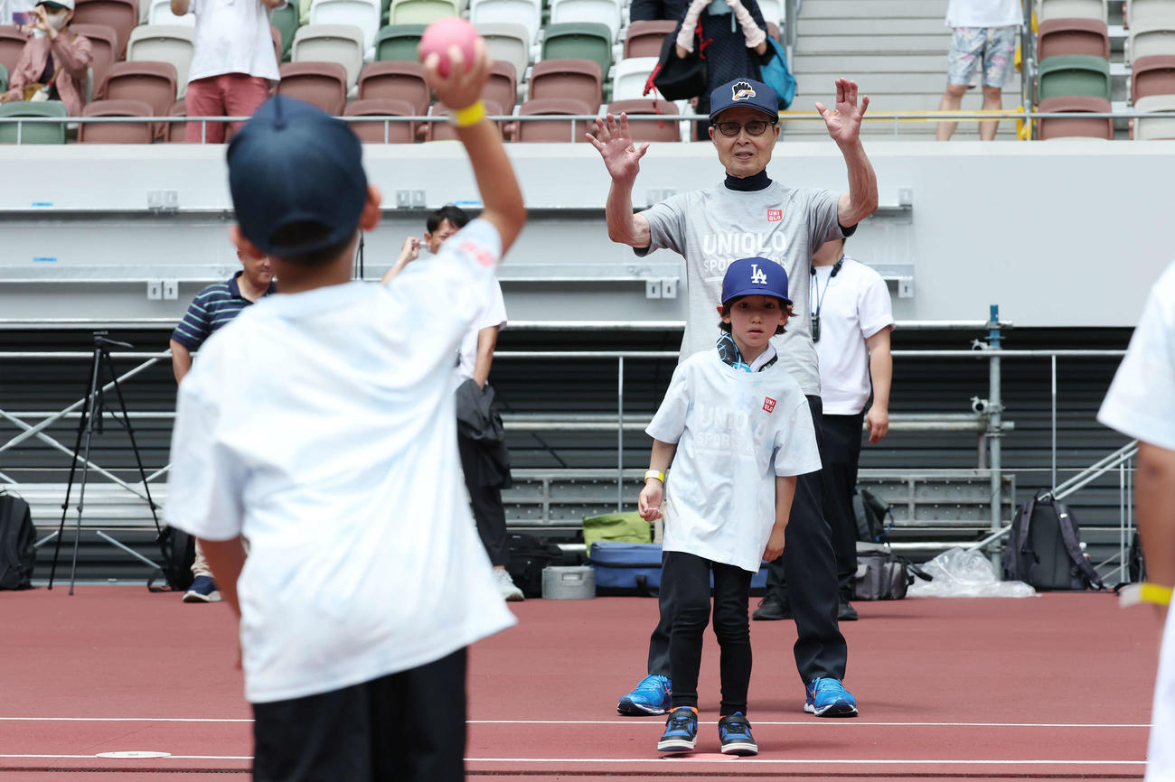 「JFAユニクロマルチスポーツキッズ」で子どもたちに野球を教える王氏（撮影・宮地輝）