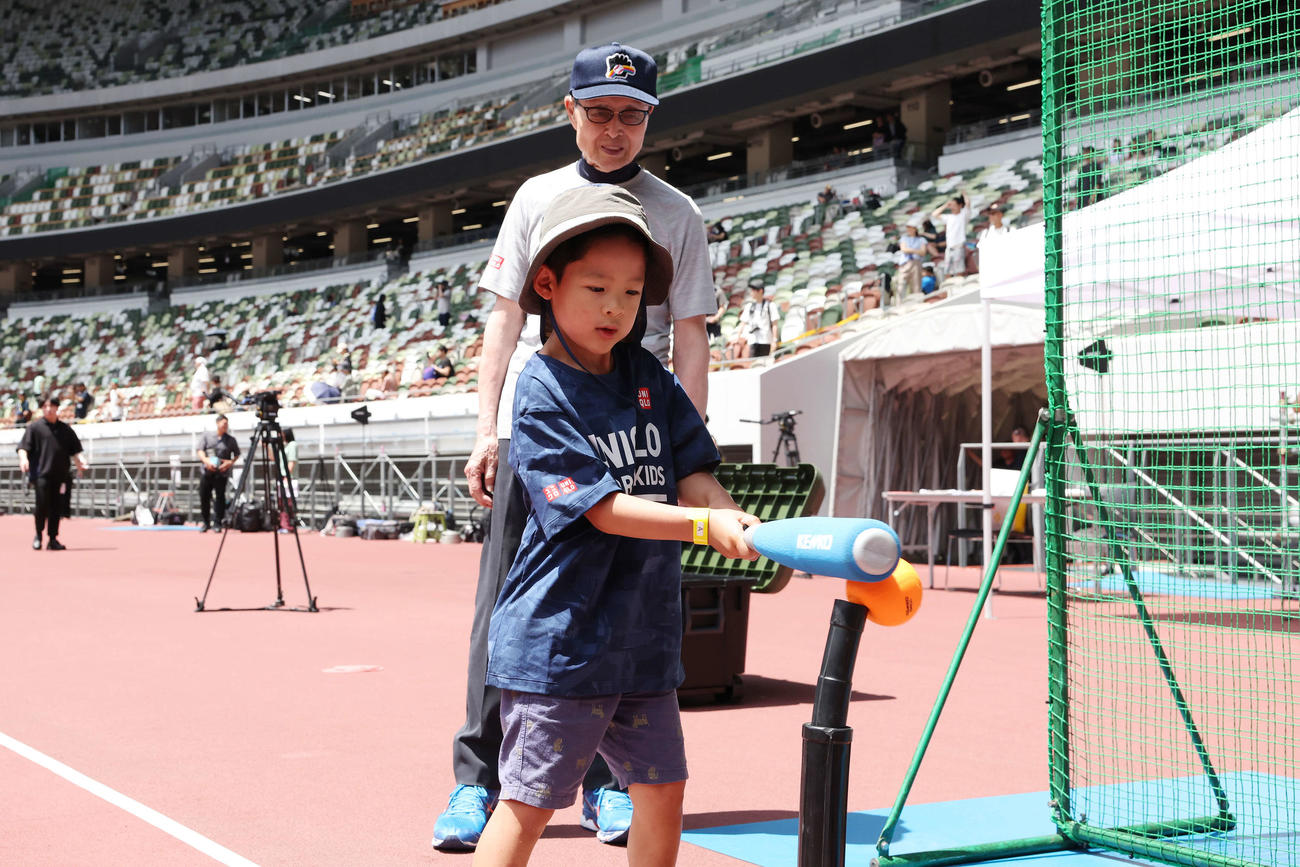 「JFAユニクロマルチスポーツキッズ」で子どもたちに野球を教える王氏（撮影・宮地輝）