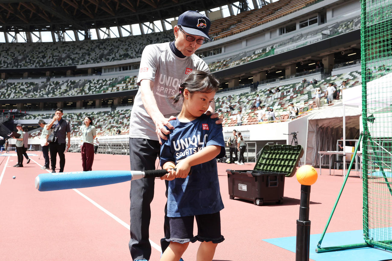 「JFAユニクロマルチスポーツキッズ」で子どもたちに野球を教える王氏（撮影・宮地輝）