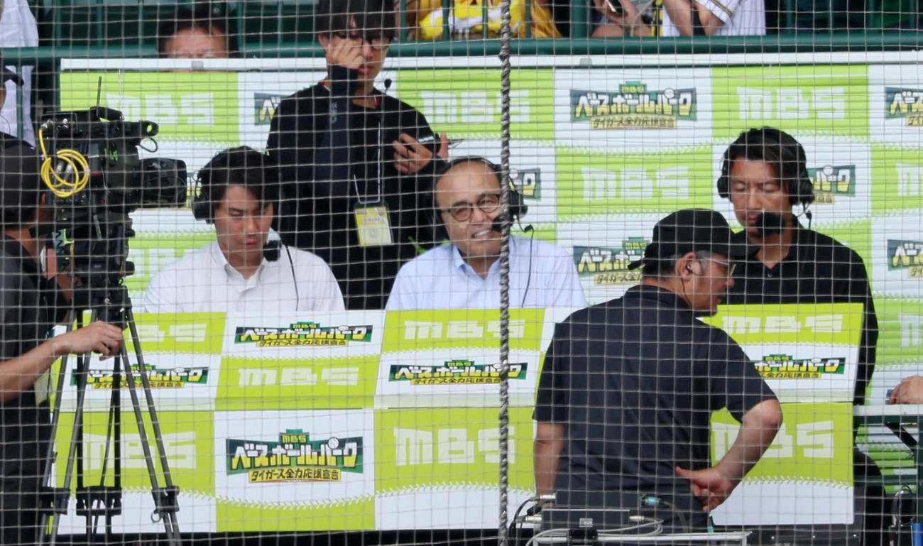 阪神対ソフトバンク　テレビ解説を行う岡田オーナー付顧問。右は鳥谷氏（撮影・加藤哉）