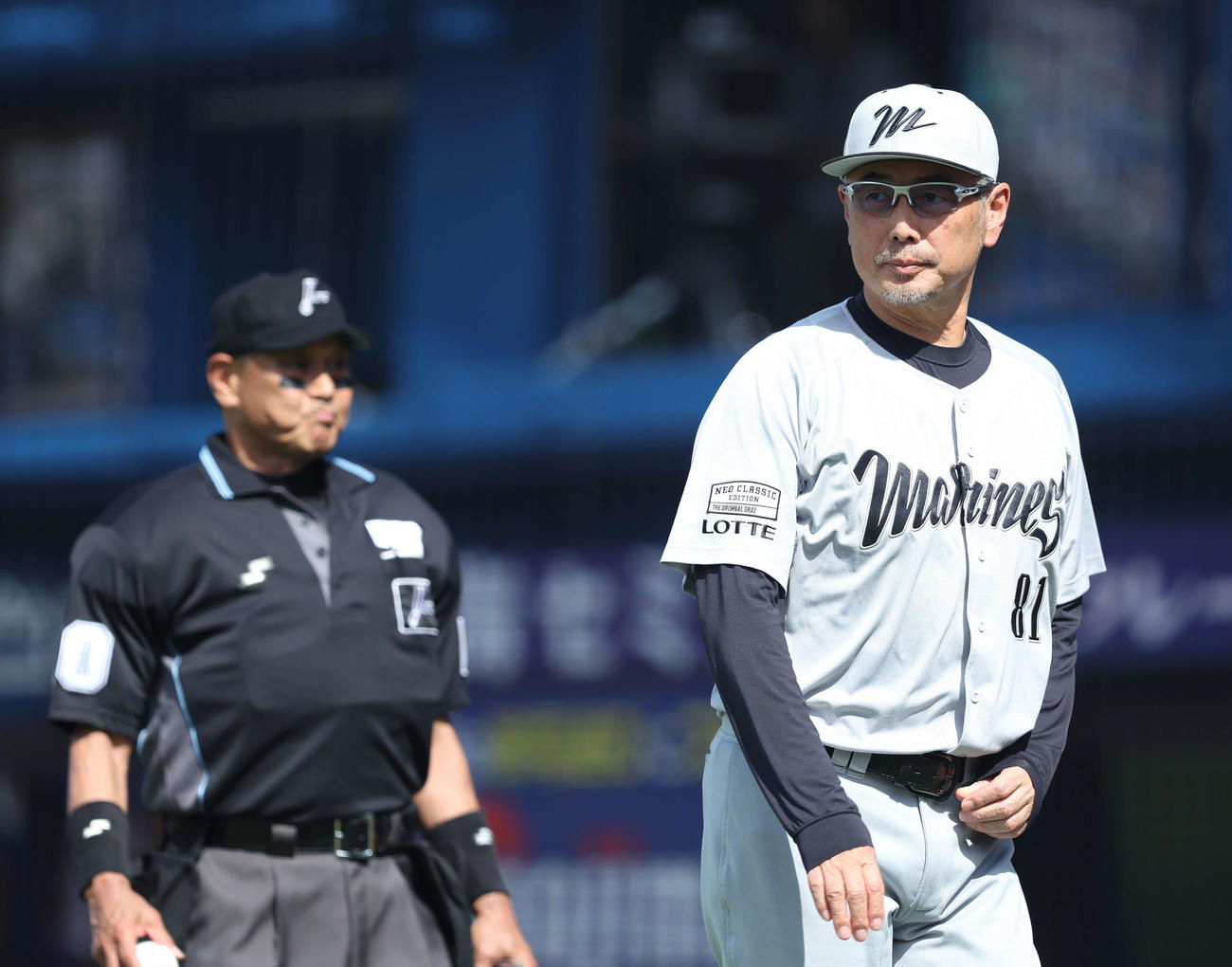 DeNA対ロッテ　3回表を終え、選手交代を告げる吉井監督（撮影・河田真司）