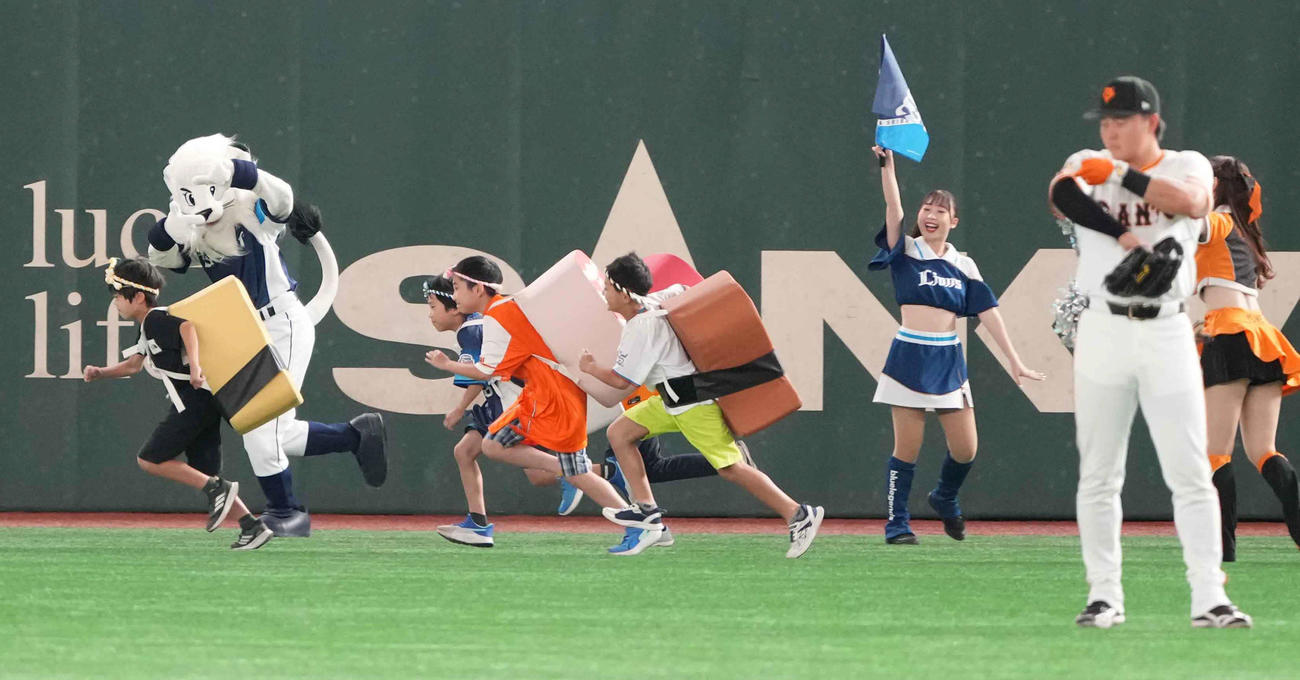 巨人対西武　すしレースに臨む参加者たち（撮影・小沢裕）