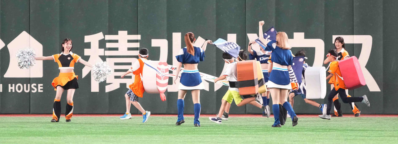 巨人対西武　すしレースに臨む参加者たち（撮影・小沢裕）