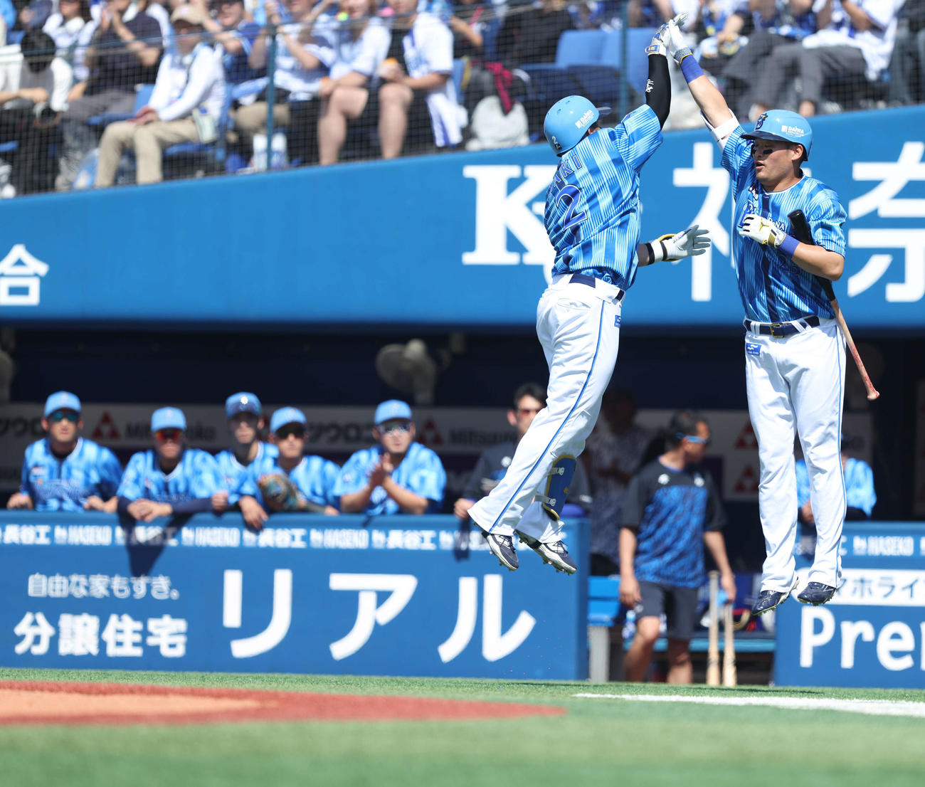 DeNA対ロッテ　2回裏DeNA無死、左越え先制ソロ本塁打で生還し、筒香（右）とジャンピングタッチを交わす牧（撮影・河田真司）