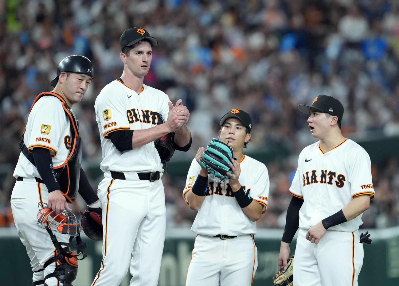 巨人対西武　4回表、西武に先制を許す巨人の先発グリフィン（左から2人目）（撮影・たえ見朱実）