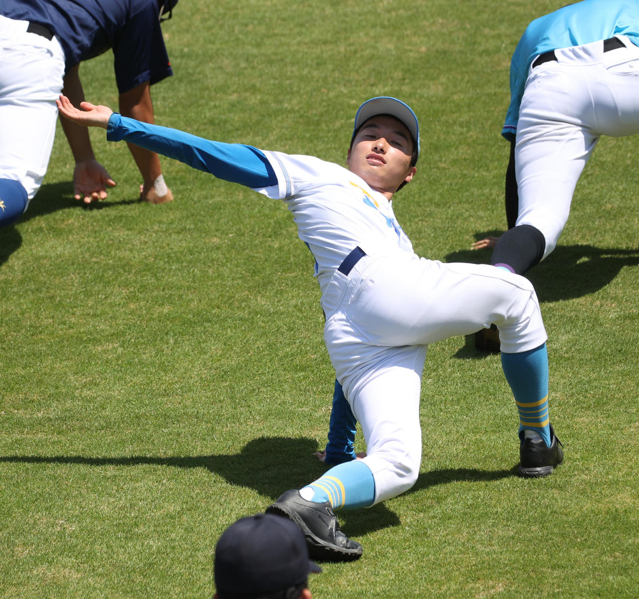 侍ジャパン大学代表選考合宿でストレッチする東大・渡辺（撮影・柴田隆二）