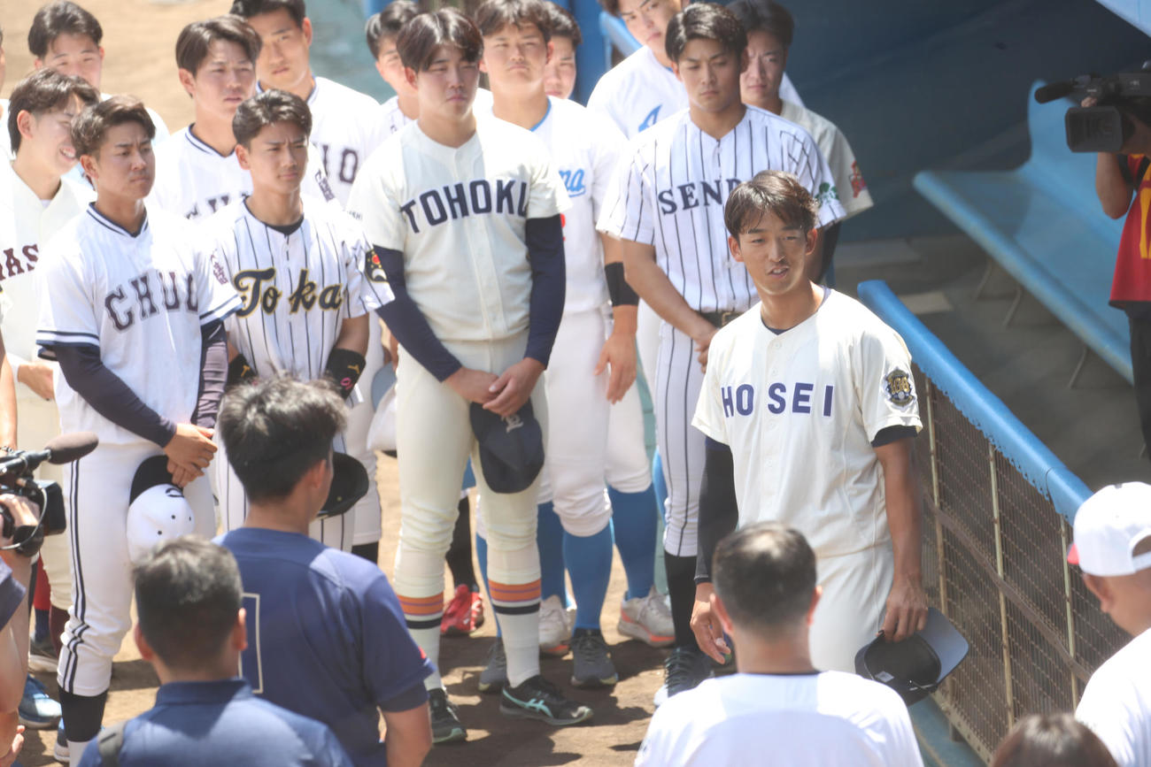 侍ジャパン大学代表選考合宿であいさつする法大・松下（右端）（撮影・柴田隆二）