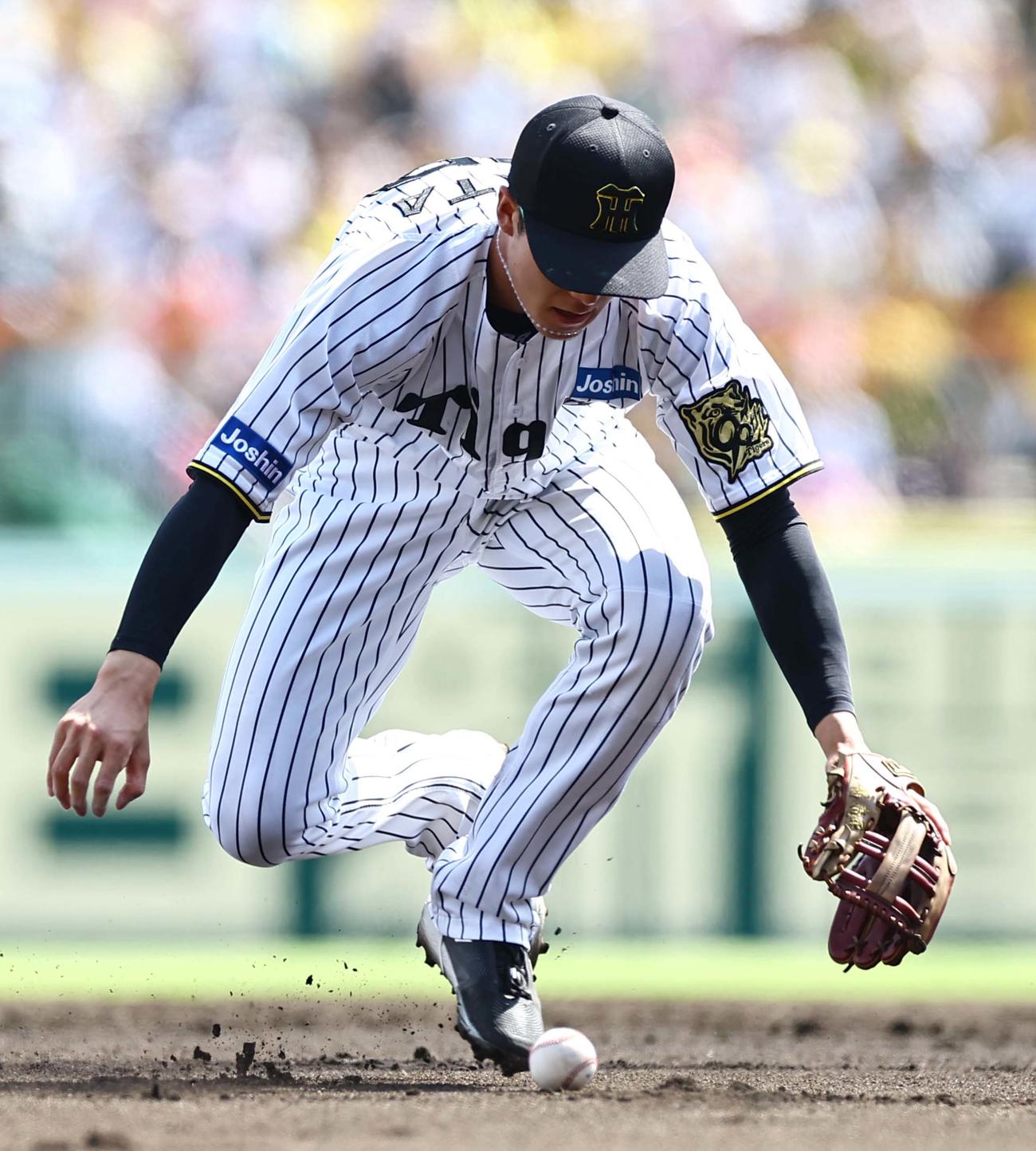 阪神対ソフトバンク　2回表ソフトバンク無死、小幡は中村の打球をファンブルする（撮影・上田博志）