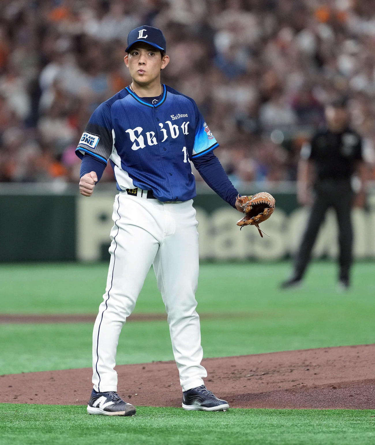 巨人対西武　2回裏巨人無死、吉川を二ゴロに打ち取った西武の先発与座（撮影・たえ見朱実）