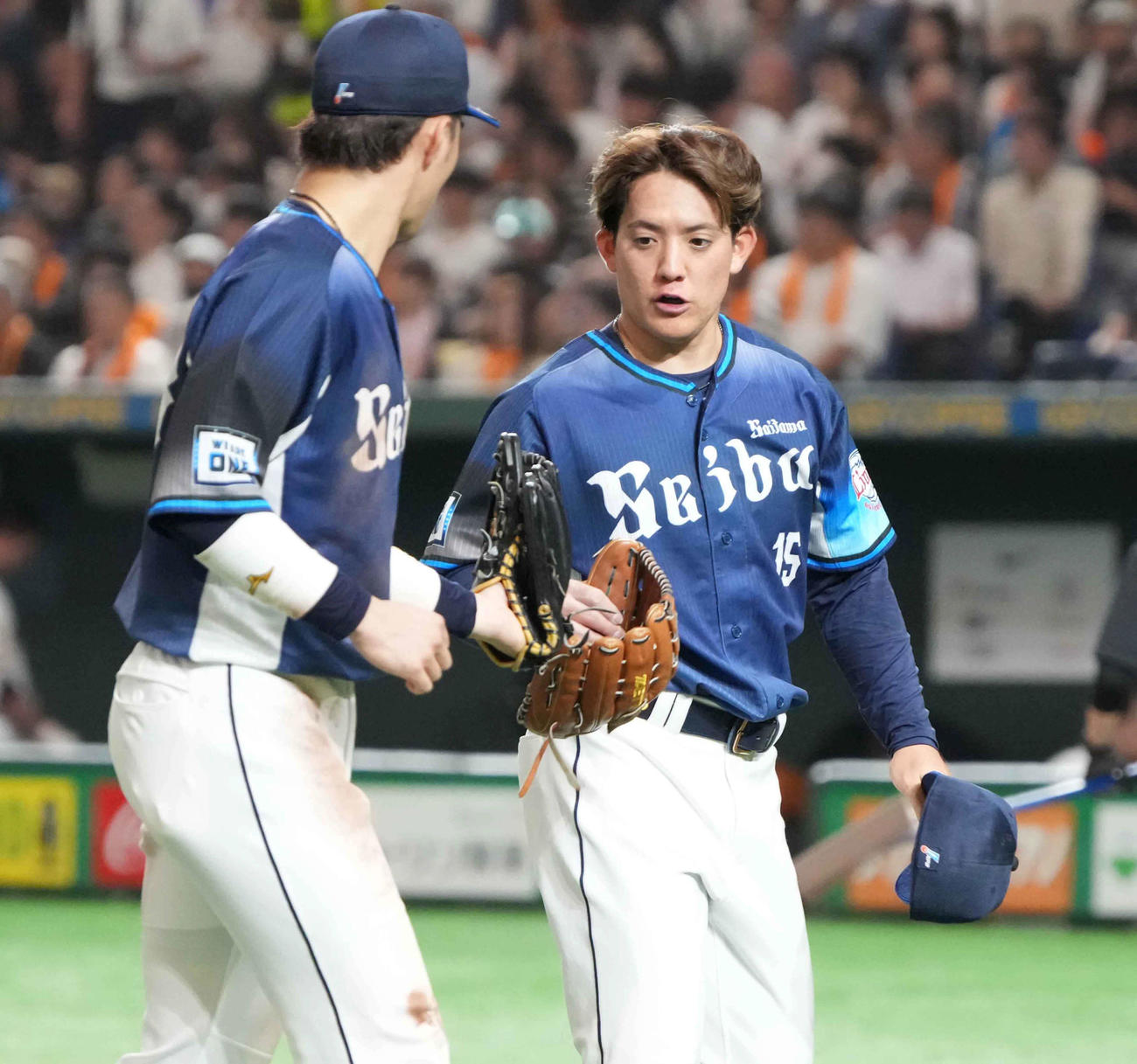 巨人対西武　5回の投球を終えナインとグラブタッチする西武先発の与座（撮影・小沢裕）