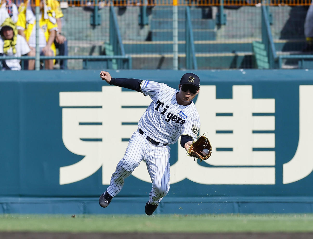 阪神対ソフトバンク　5回表ソフトバンク2死、秋広の左飛を好捕する森下（撮影・藤尾明華）