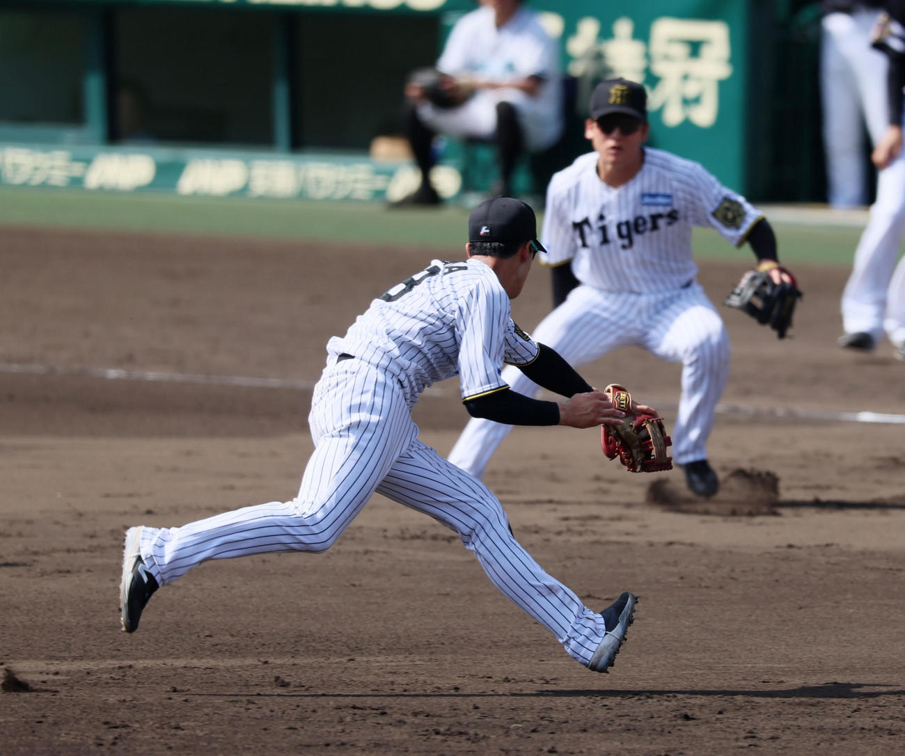 阪神対ソフトバンク　4回表ソフトバンク2死一、二塁、小幡は栗原の打球を好捕し一塁送球（撮影・加藤哉）