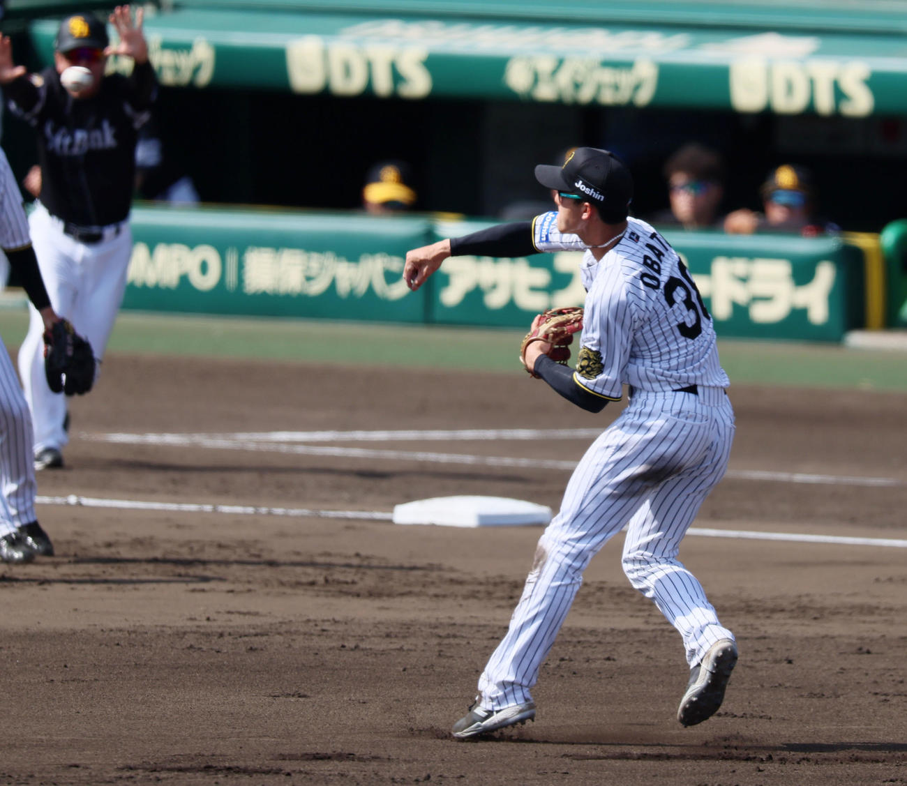 阪神対ソフトバンク　4回表ソフトバンク2死一、二塁、小幡は栗原の打球を好捕し一塁送球（撮影・加藤哉）