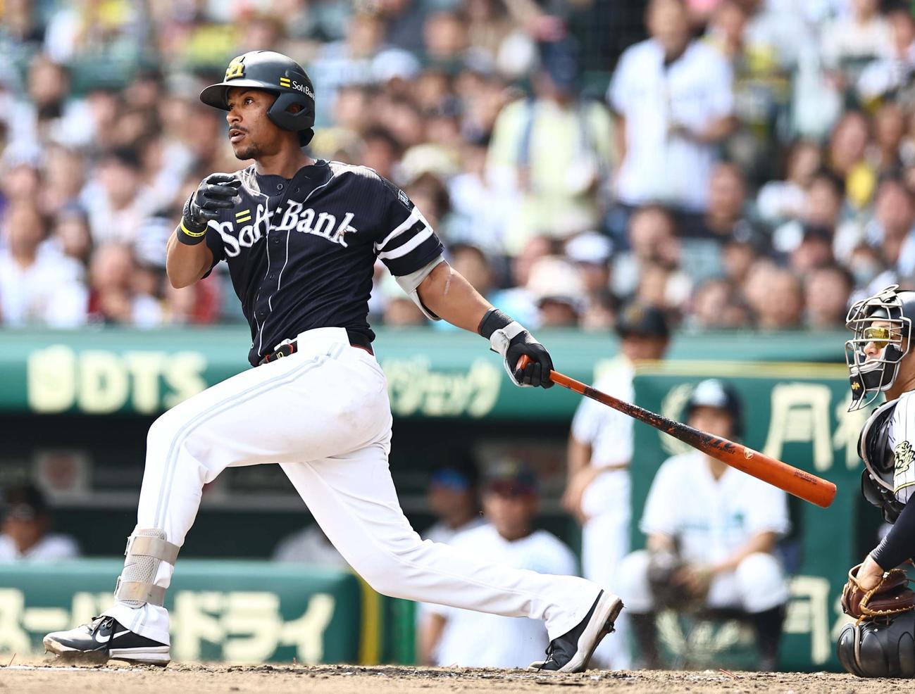阪神対ソフトバンク　4回表ソフトバンク2死二、三塁、ダウンズは先制2点適時打を放つ（撮影・上田博志）