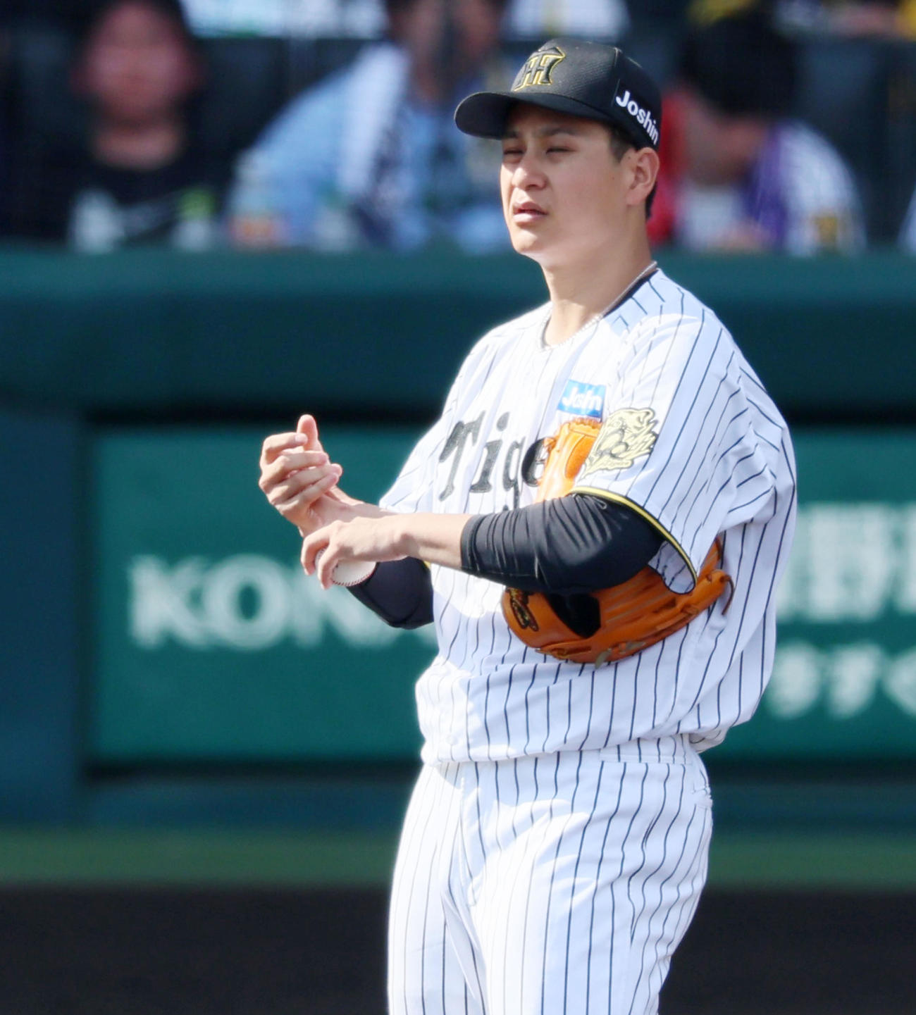 阪神対ソフトバンク　6回表ソフトバンク無死、大竹は代打川瀬へ2球目を投げた後、左手の指を気にしてそのまま降板する（撮影・加藤哉）
