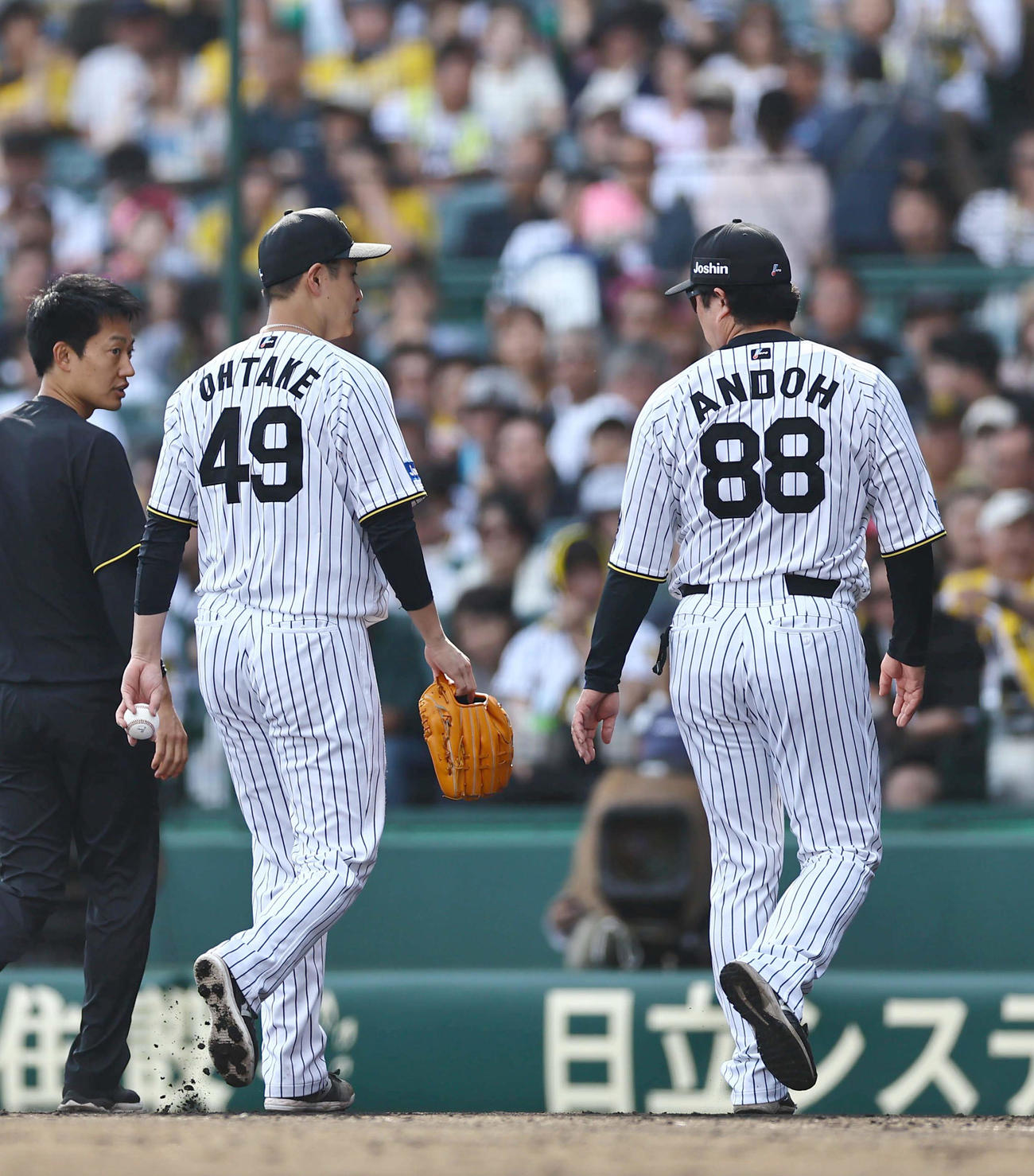 阪神対ソフトバンク　大竹（左）は6回途中で降板する（撮影・上田博志）