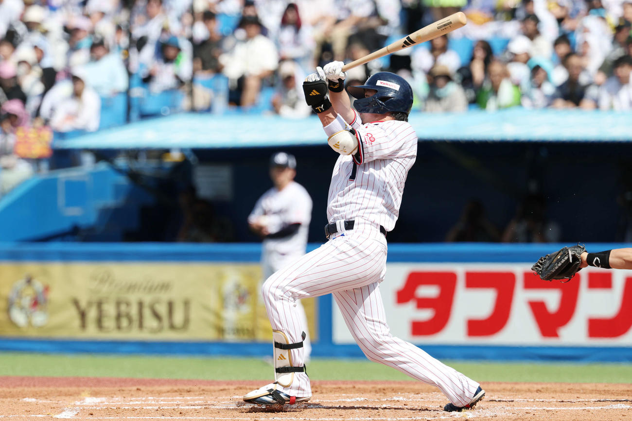 ヤクルト対オリックス　1回裏ヤクルト1死一、三塁、中2点適時二塁打を放つ山田（撮影・宮地輝）
