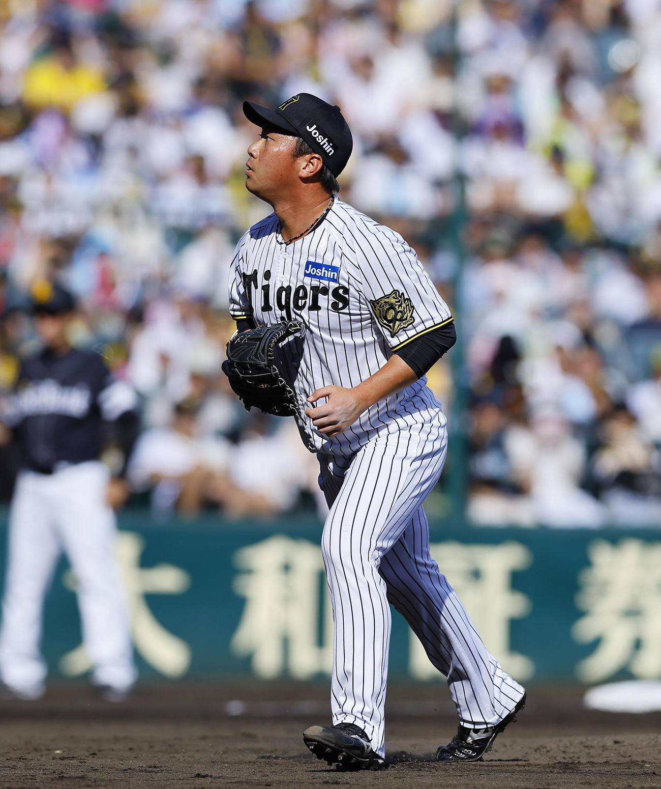 阪神対ソフトバンク　6回表、緊急登板し、3人で抑えベンチに戻る阪神桐敷（撮影・藤尾明華）