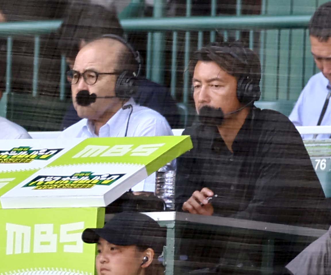 阪神対ソフトバンク　解説する岡田オーナー付顧問（左）と鳥谷氏（撮影・上田博志）