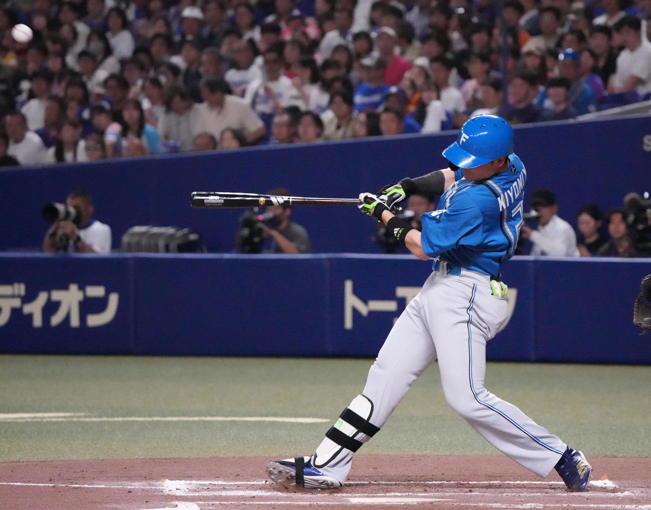 中日対日本ハム　7回表日本ハム2死、右越え本塁打を放つ清宮（撮影・森本幸一）