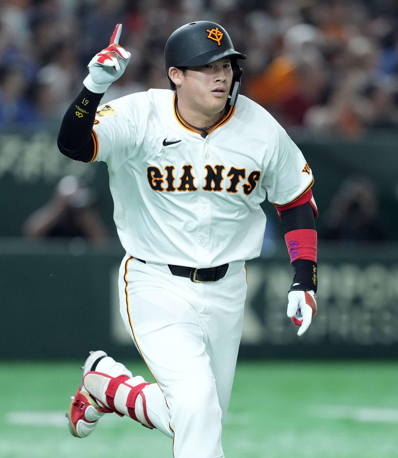 巨人対西武　7回裏巨人2死一、三塁、左越えに3点本塁打を放った増田陸（撮影・たえ見朱実）