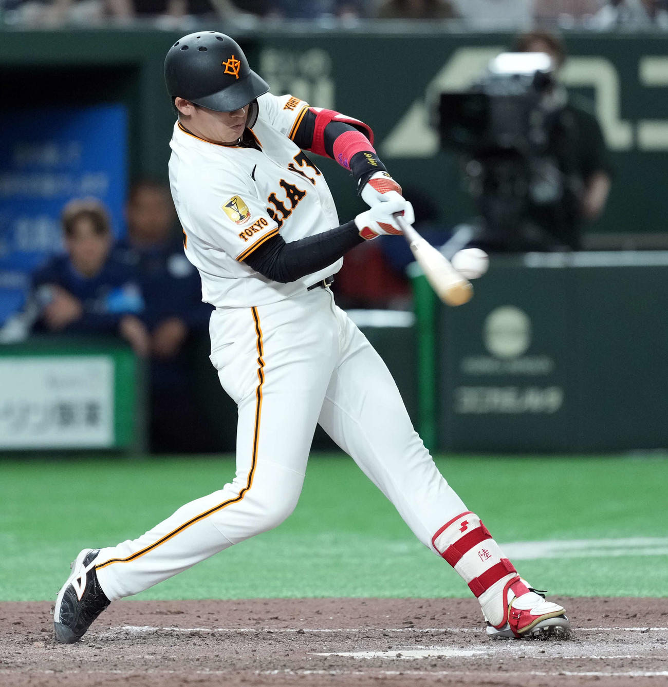 巨人対西武　7回裏巨人2死一、三塁、左越えに3点本塁打を放つ増田陸（撮影・たえ見朱実）