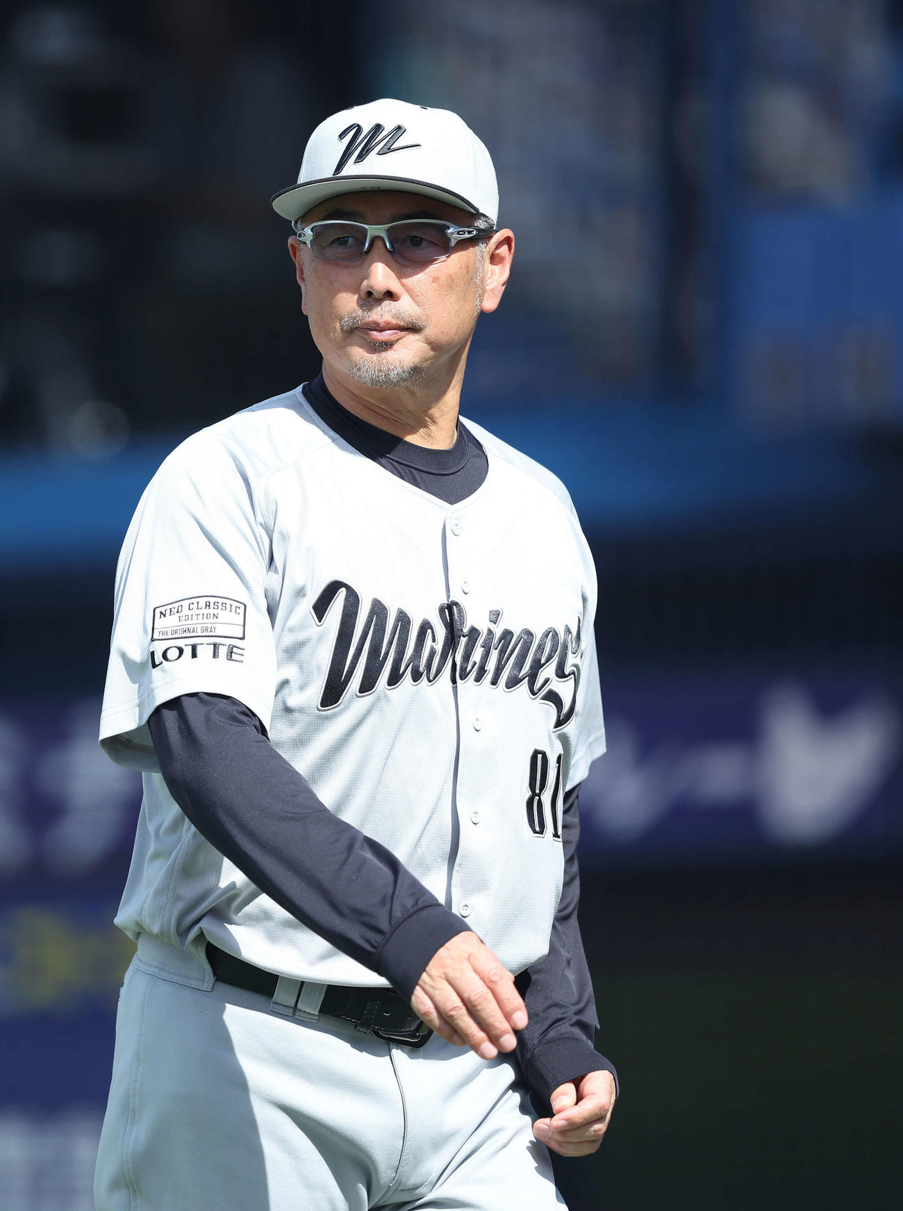 DeNA対ロッテ　3回表を終え、選手交代を告げる吉井監督（撮影・河田真司）