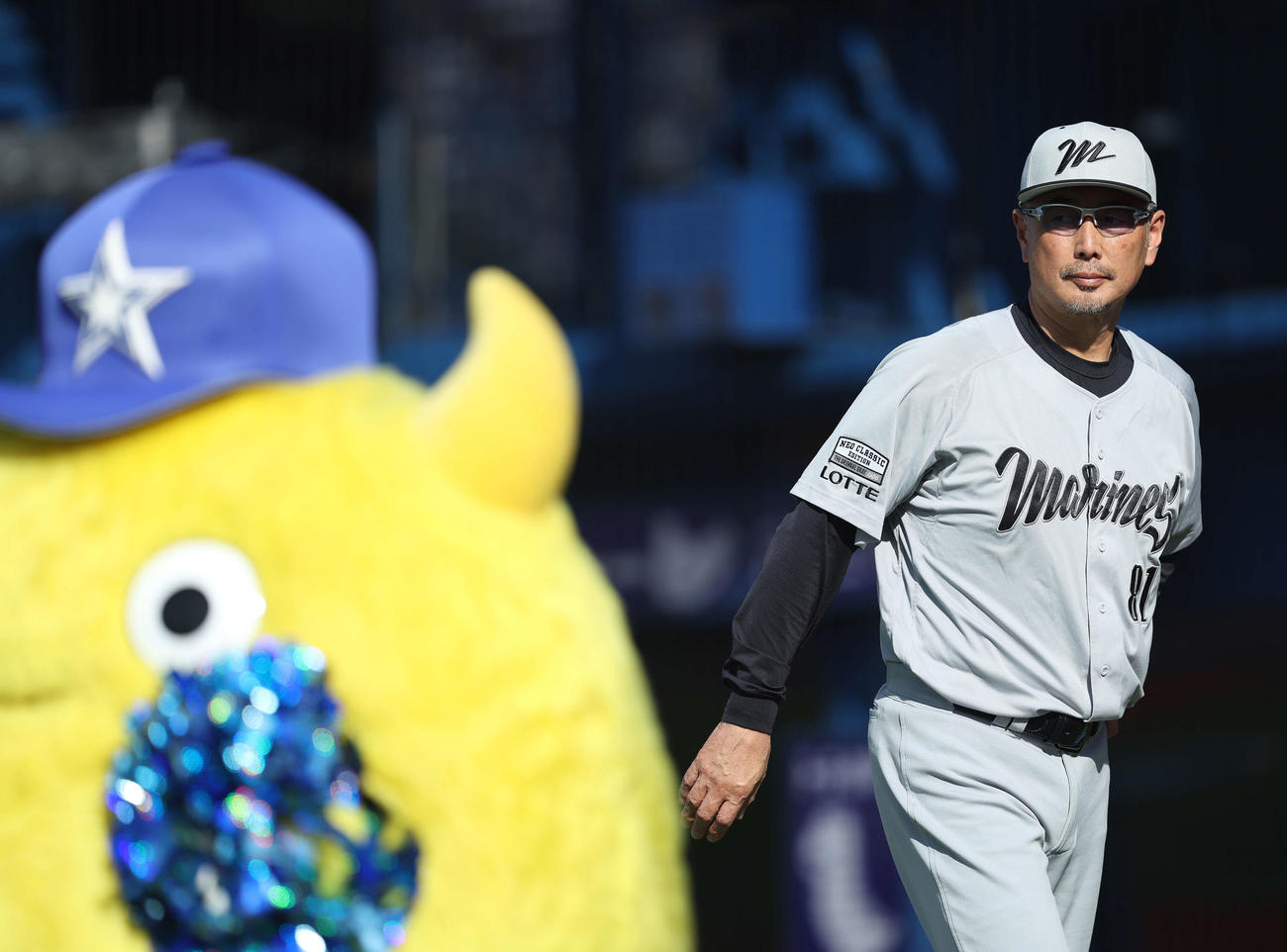 DeNA対ロッテ　7回表を終え、選手交代を告げる吉井監督（撮影・河田真司）