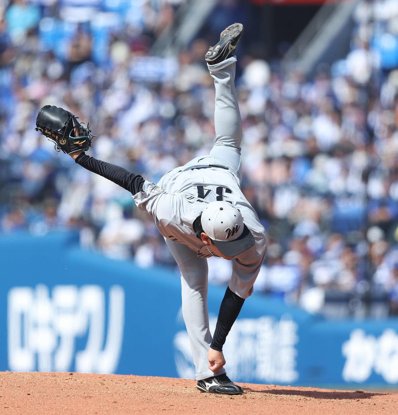 DeNA対ロッテ　3回裏、2番手で登板する高野脩（撮影・河田真司）