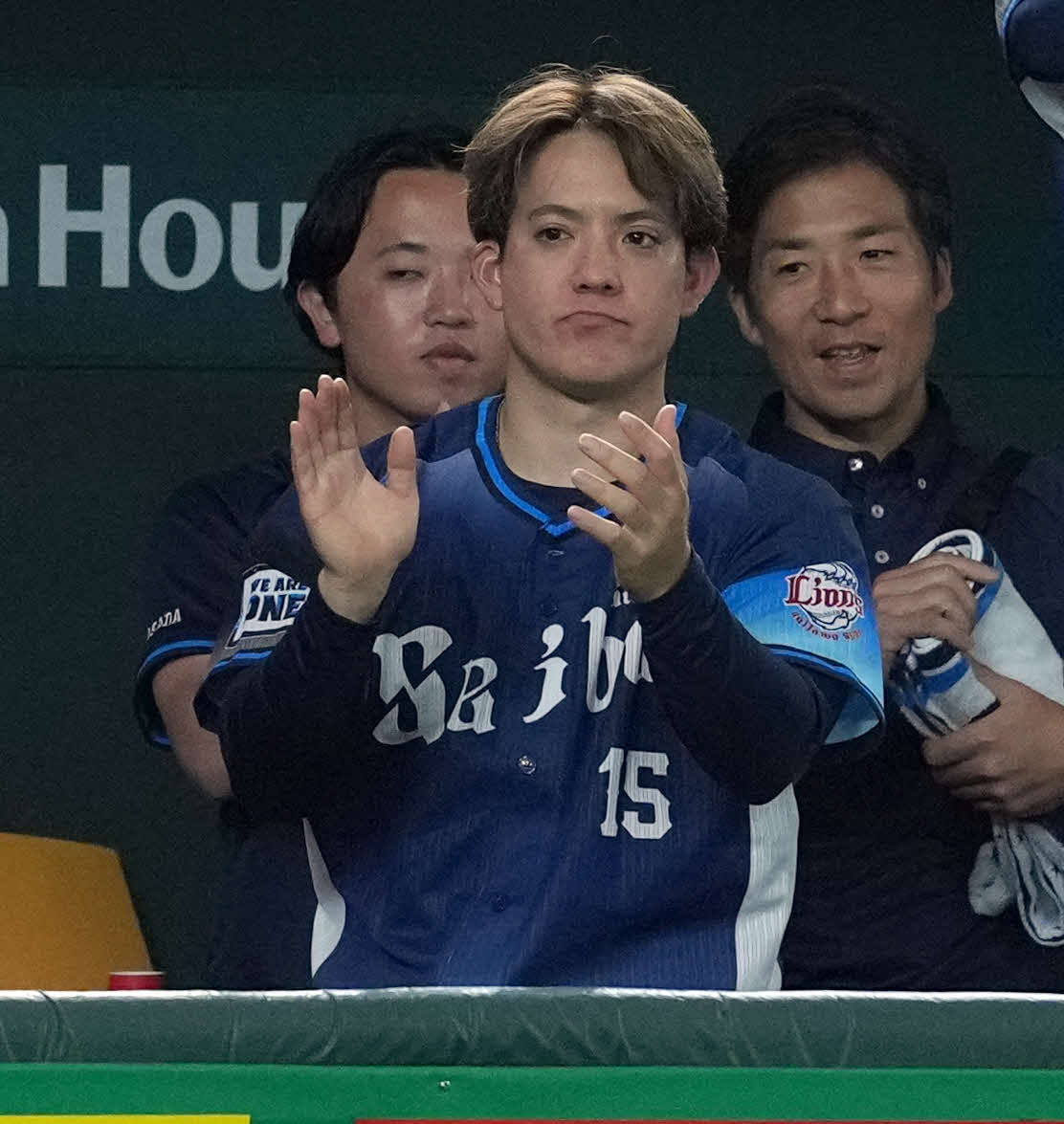 巨人対西武　4回表西武1死二塁、長谷川の右翼線に適時三塁打に喜ぶ与座（撮影・たえ見朱実）