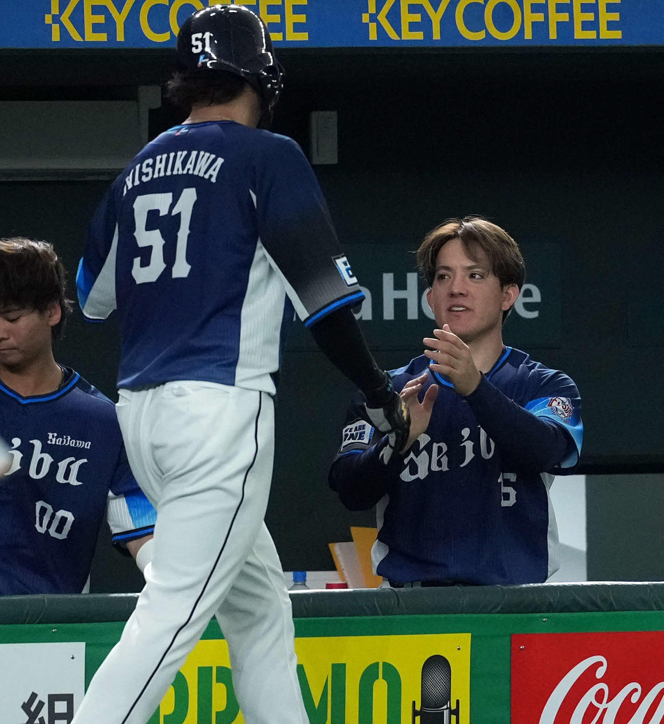 巨人対西武　巨人対西武　4回表西武1死二塁、長谷川の適時三塁打で生還した西川を迎える与座（撮影・たえ見朱実）