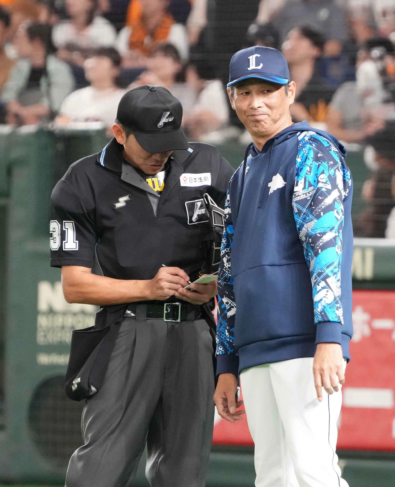 巨人対西武　選手交代を告げる西武西口監督（撮影・小沢裕）