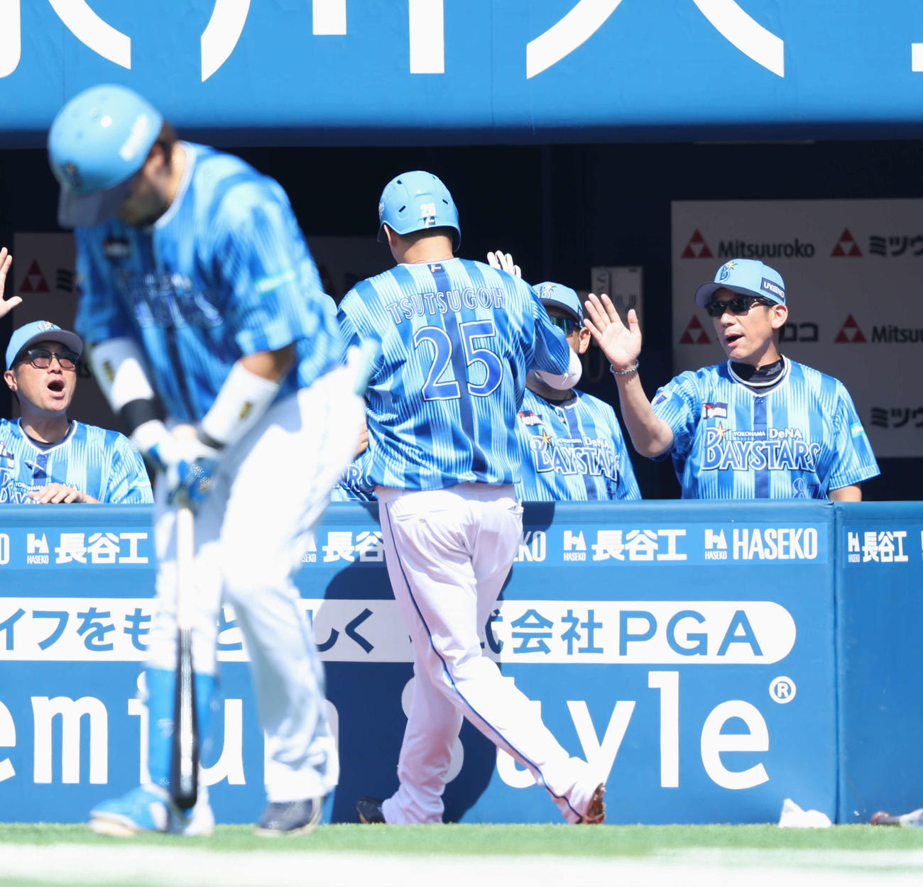DeNA対ロッテ　2回裏DeNA無死、右越えソロ本塁打で生還する筒香（中央）を迎える三浦監督（撮影・河田真司）