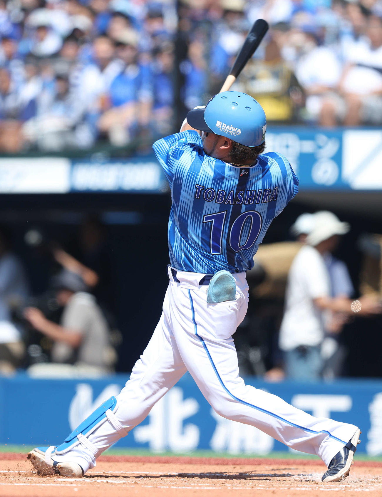 DeNA対ロッテ　2回裏DeNA無死、右越えソロ本塁打を放つ戸柱（撮影・河田真司）