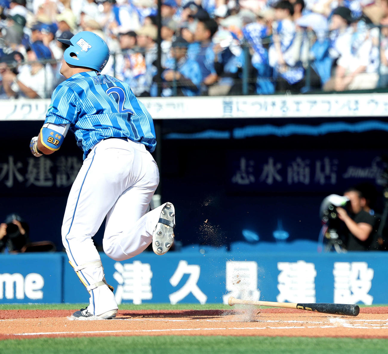 DeNA対ロッテ　6回裏DeNA無死、右越えソロ本塁打を放つ牧（撮影・河田真司）