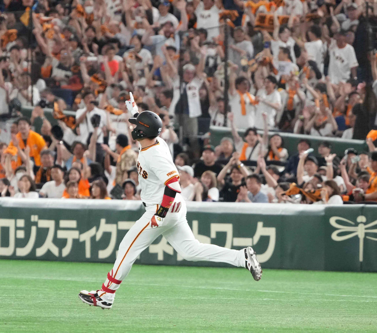 巨人対西武　7回裏巨人2死一、三塁、代打増田陸は左越えに勝ち越し3点本塁打を放つ（撮影・小沢裕）