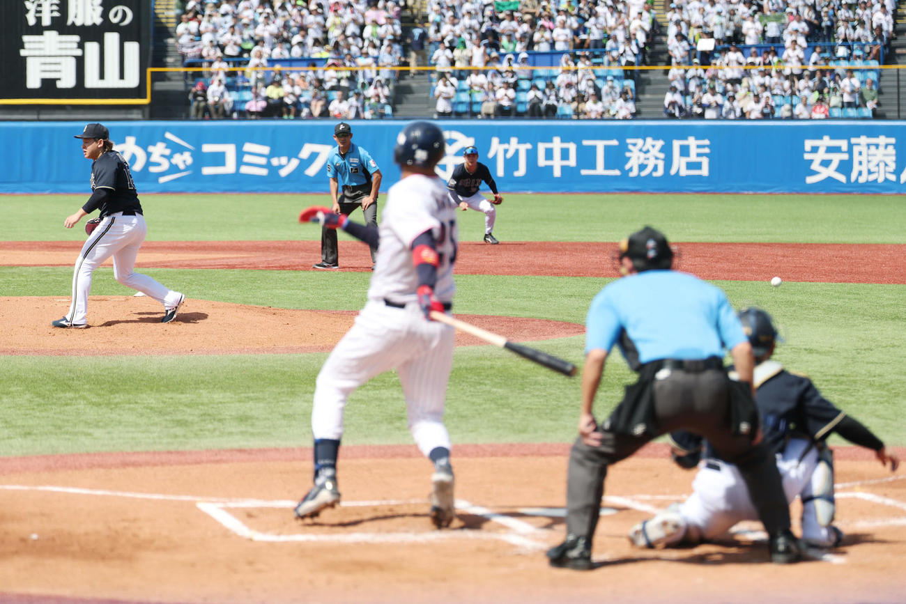 ヤクルト対オリックス　1回裏ヤクルト無死一、二塁、サンタナに右前適時打を浴びる宮城（撮影・宮地輝）