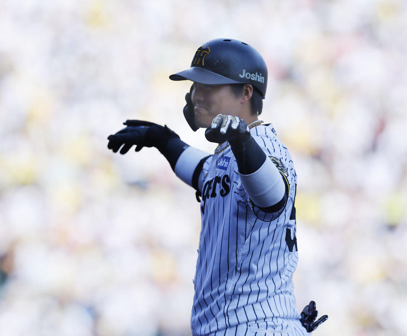 阪神対ソフトバンク　6回裏阪神2死、代打前川は左前打を放ちポーズをとる（撮影・藤尾明華）