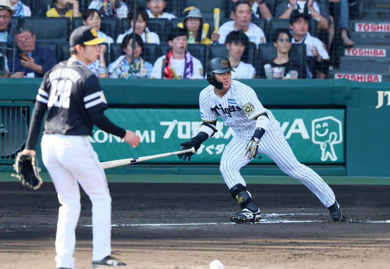 阪神対ソフトバンク　6回裏阪神2死、代打前川は左前打を放つ。投手川口（撮影・加藤哉）