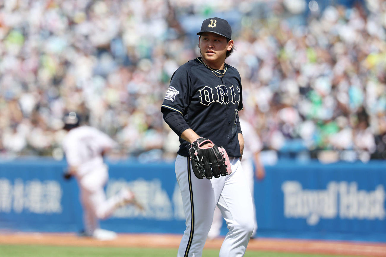 ヤクルト対オリックス　1回裏ヤクルト1死一、三塁、山田に中2点適時二塁打を浴びる宮城（撮影・宮地輝）
