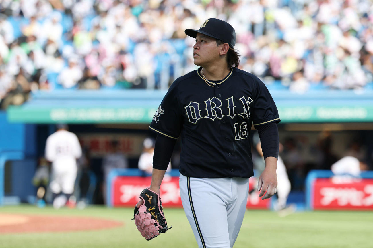 ヤクルト対オリックス　4回裏を投げ終えベンチに下がるオリックス先発の宮城（撮影・宮地輝）