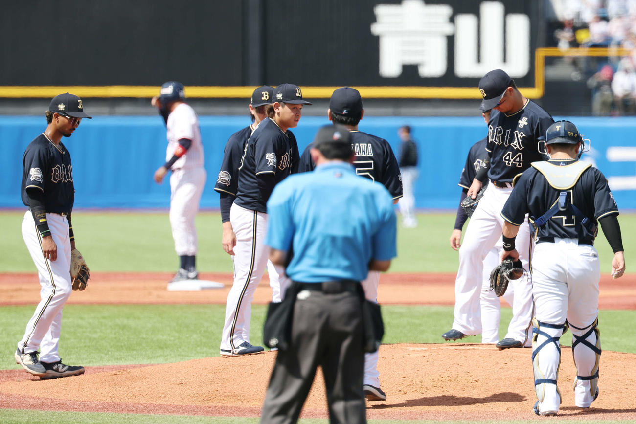 ヤクルト対オリックス　1回裏ヤクルト無死一、三塁、オスナに右前適時打を浴びマウンドの宮城（中央）のもとに集まる選手たち（撮影・宮地輝）