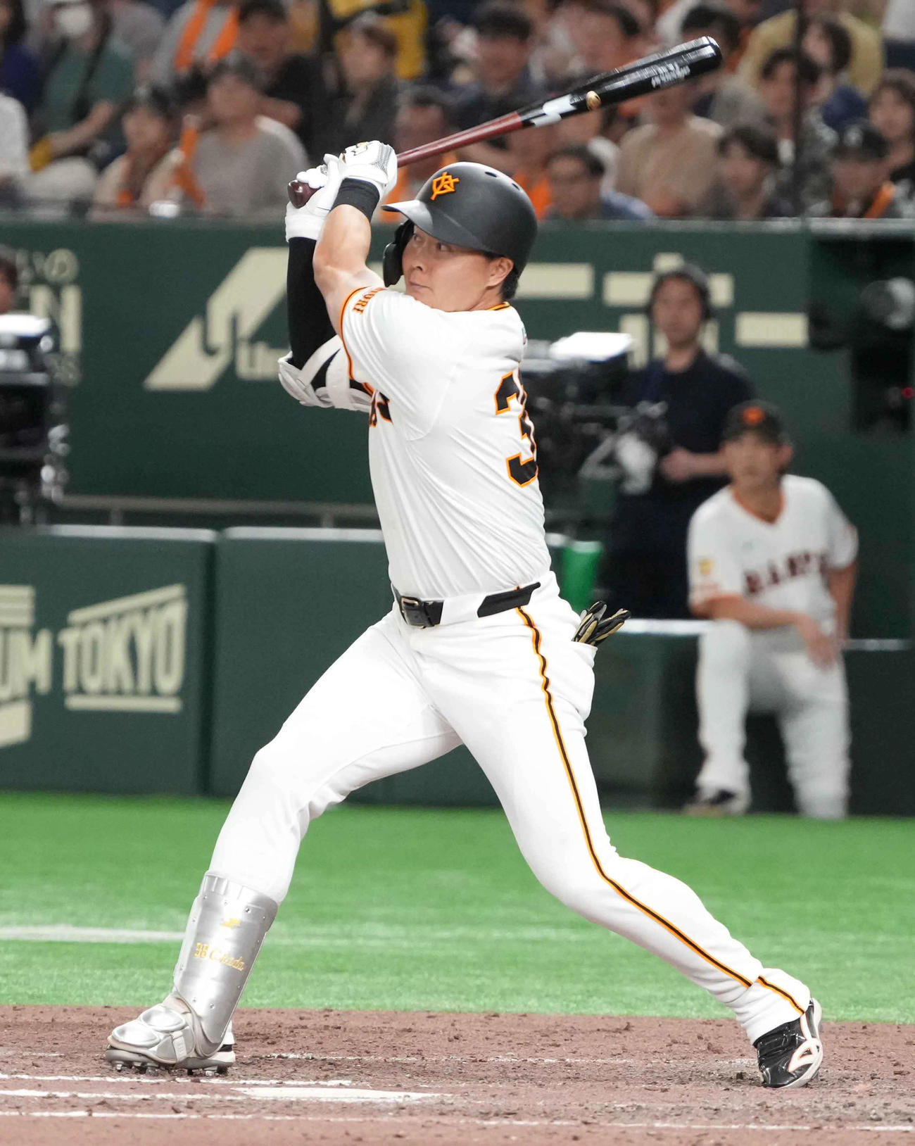 巨人対西武　7回裏巨人1死一、二塁、岡田は同点の中適時二塁打を放つ（撮影・小沢裕）