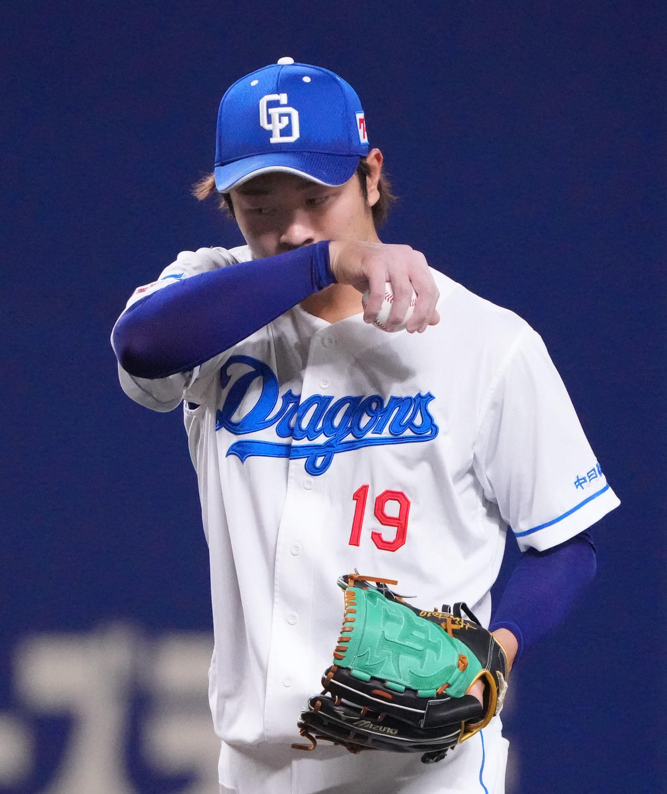 中日対日本ハム　1回表日本ハム1死一、二塁、汗を拭く高橋宏（撮影・森本幸一）